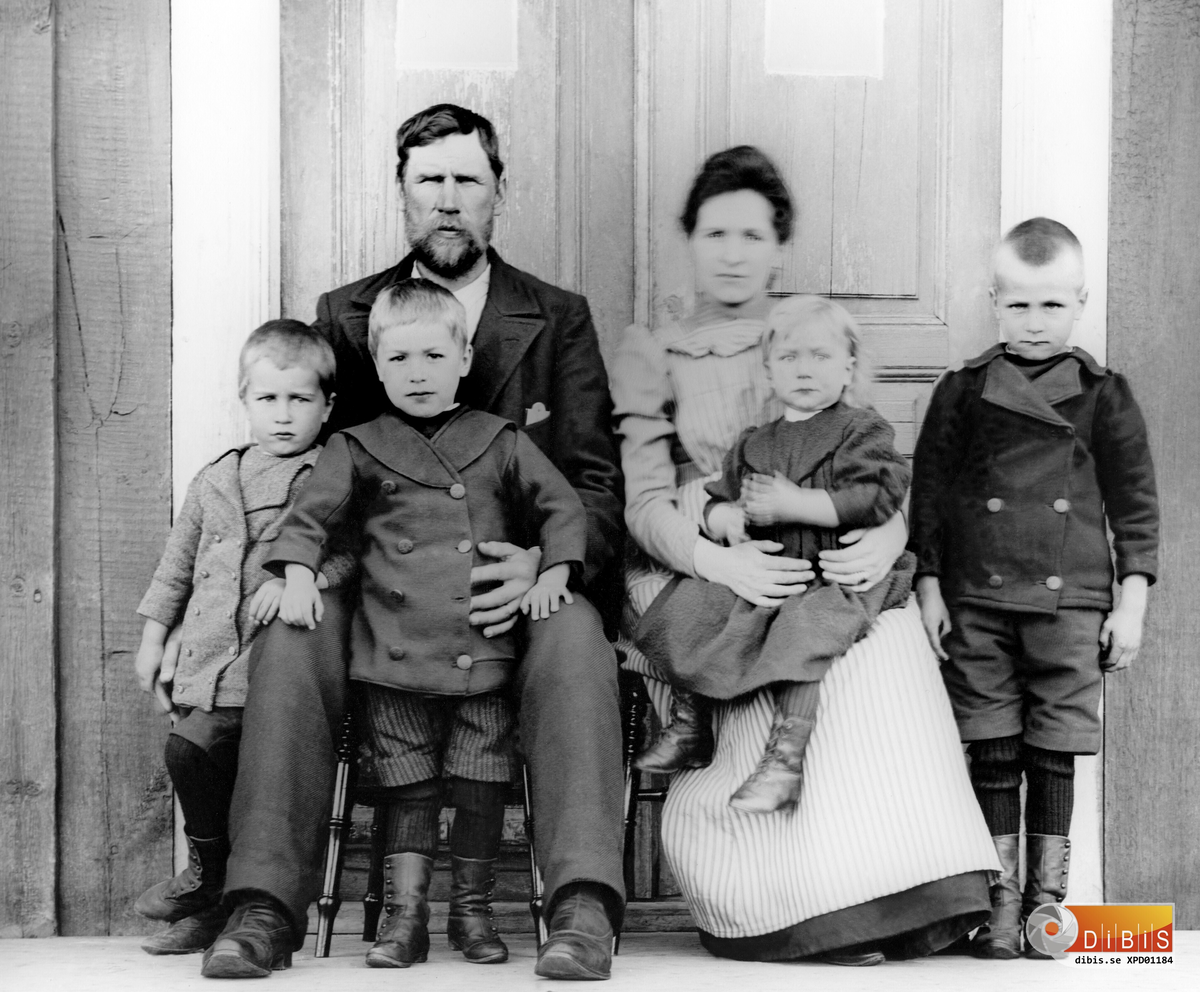 Kilafors 1899. Samma familj som bild 1182, här utomhus.