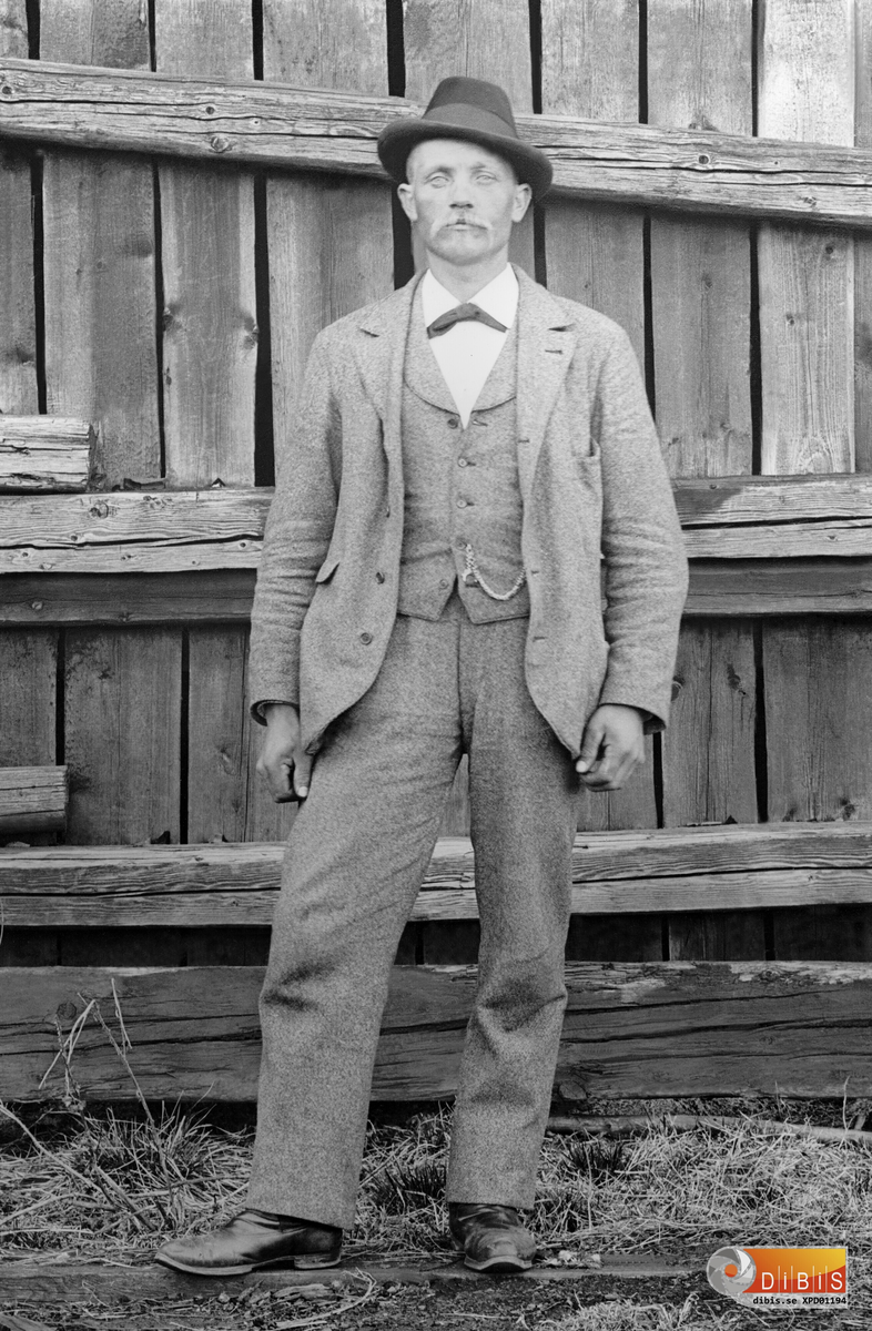 Kilafors 1899. Ensam man troligen vid kolhuset, Kilafors såg.