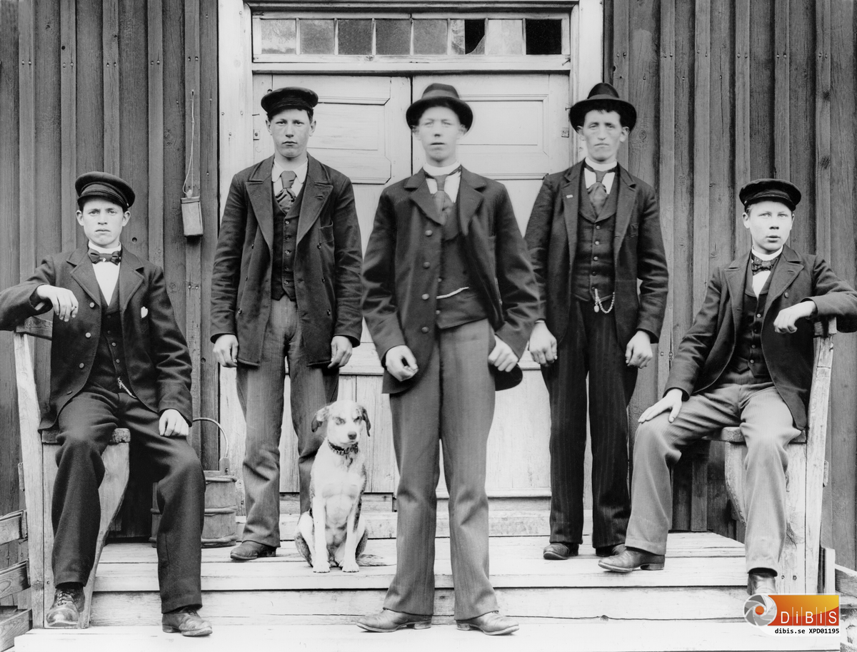 Kilafors 1899. Gruppbilden tagen på en bro till de s.k. smedsbyggningarna.