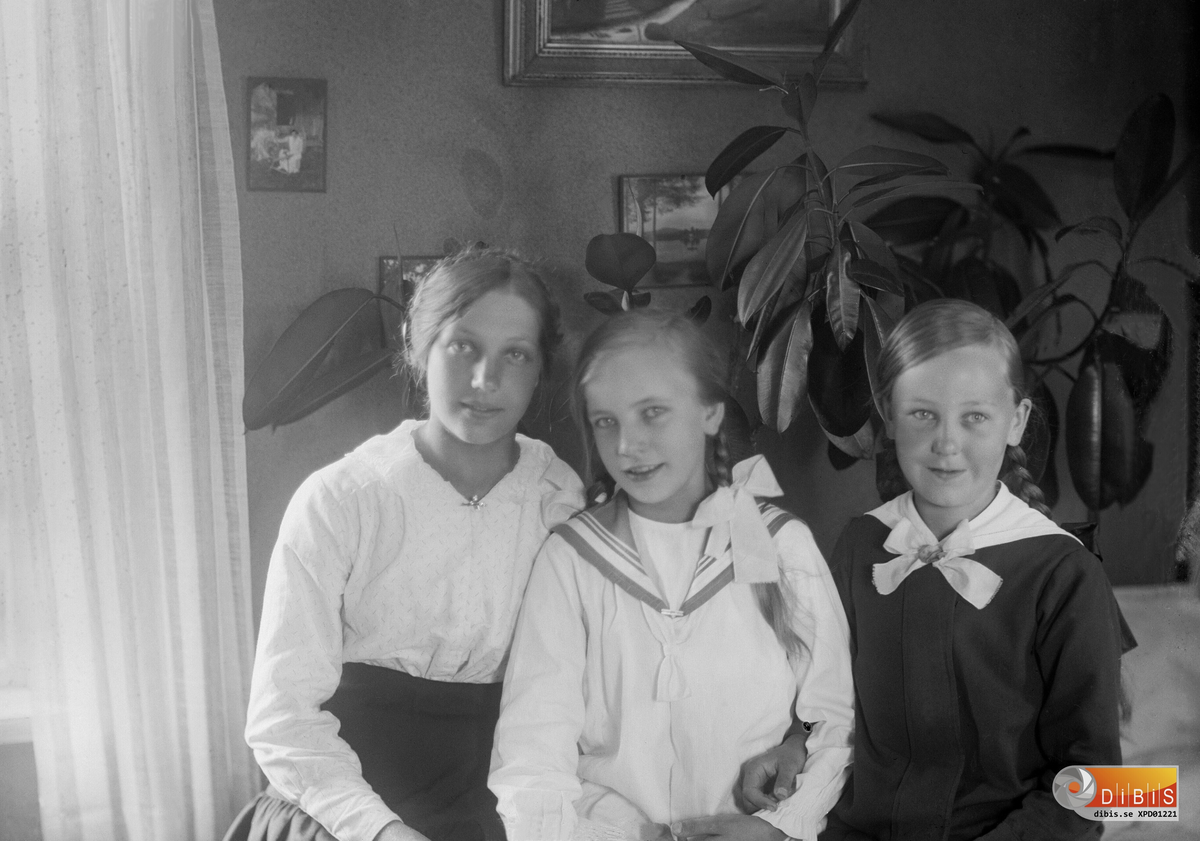 Flickan i mitten är Ingegerd Eriksson, gift Ingegerd Persson från Jonanders, Östra Höle. Flickan till höger är Lilly Bengtsson, gift Lilly Andersson från Västergården, Österböle.