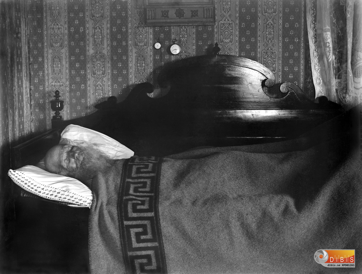Smelinds. Jonas persson Lind saligen avsomnad i sin säng, far till Per Lind,död den 8 juni 1909.Han var född den 20 november 1833 och son till smeden Pehr Johansson-Glad och Sara Pehrsdotter i Östra Höle.