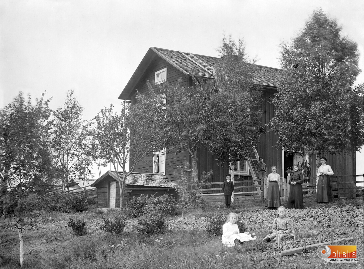 Smelinds gård. Bilden tagen från söder med barn och vuxna i trädgården omkring 1900-1905. en riktig idyll!