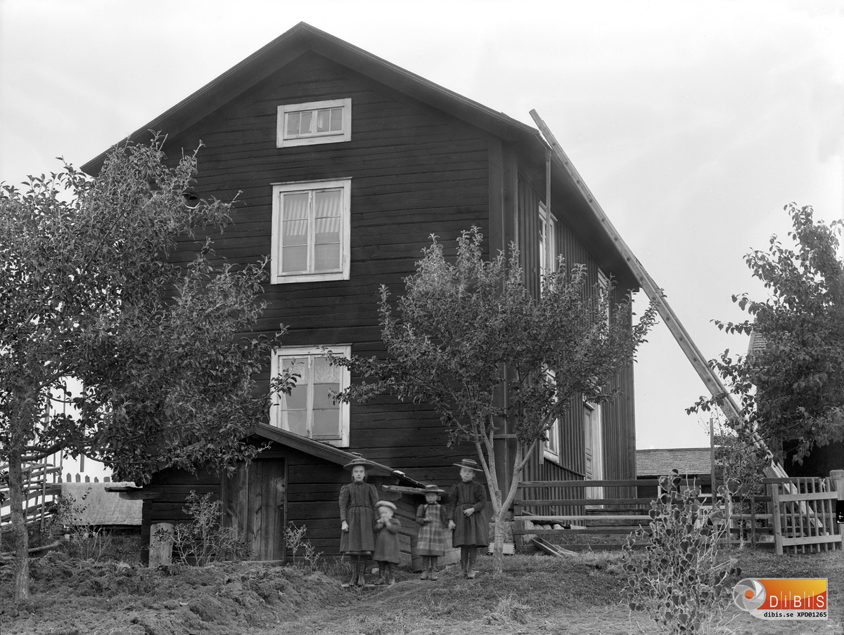 Smelinds gård. Bilden tagen mot södra gaveln och alla fyra barnen står vid källaren.Herman är 2-3 år varför bilden måste vara tagen omkring 1897-98.