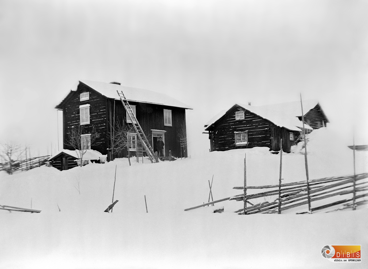 Vinterbild på Smelinds gården tagen från söder med ladugården och ladan samt en hage i förgrunden, omkring 1897-98.