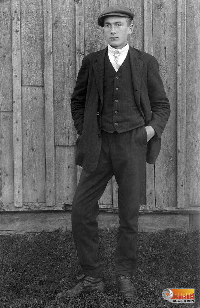 Smelinds Herman Lind i tonåren vid byggningsväggen.