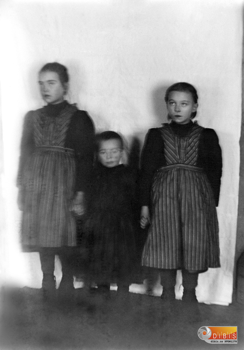 Suddig bild från 1895-97 på Smelinds tre flickor. Från vänster Jenny Lind, Maria Lind och Märta Lind.