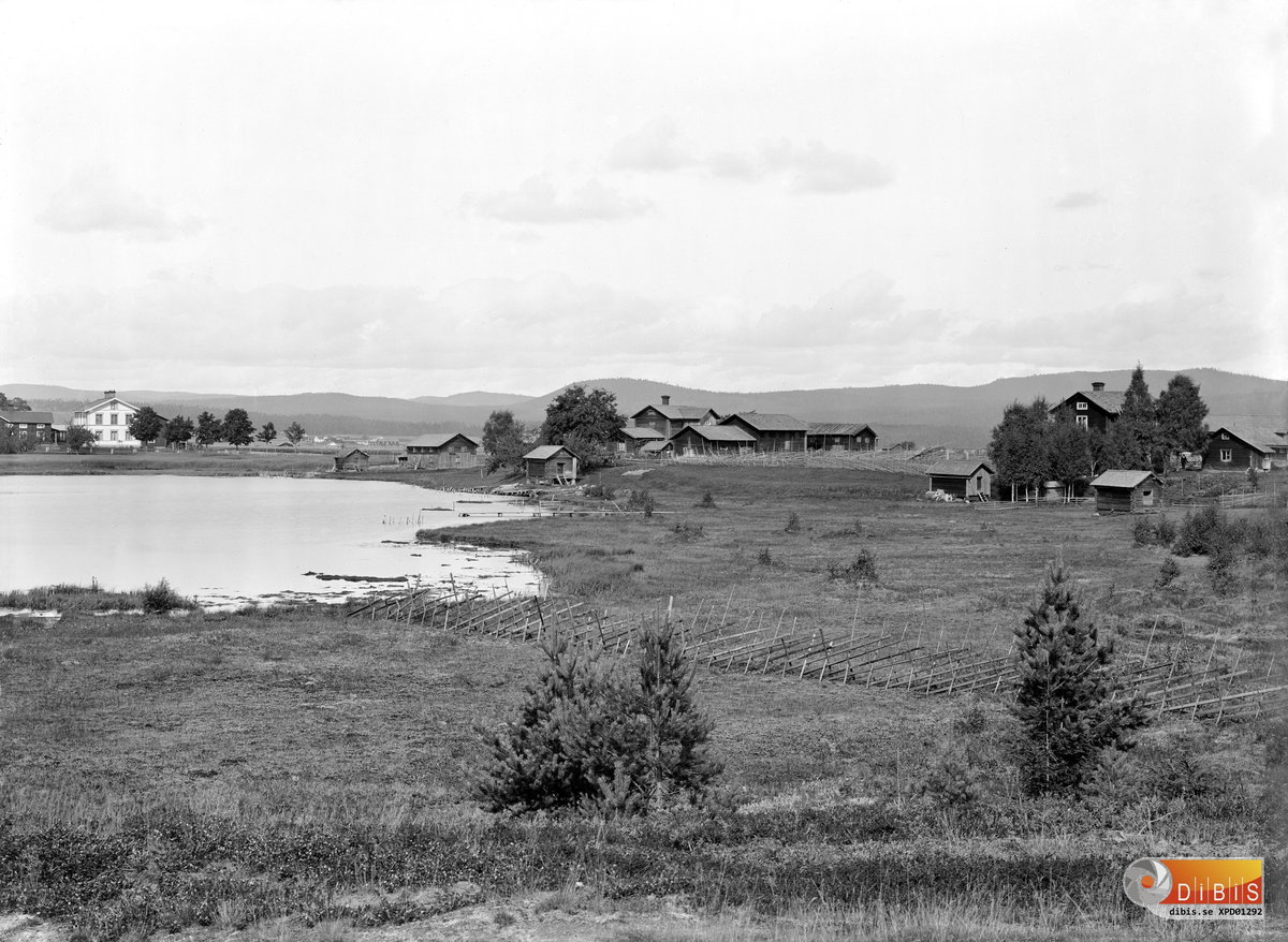 Vy från 1900-1910 över Föltjärn och gårdarna på norra sidan. Till vänster ser man Jonanders gård, mitt i bilden Fältens och till höger fotografen Per Linds hem Smelinds.