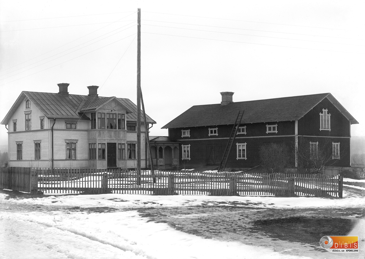 Hagagård i Västra Höle som uppfördes av bonden Nils Jonsson i början på 1900-talet. Tidigare fanns här smeden Per Johanssons gård, XPD00218.