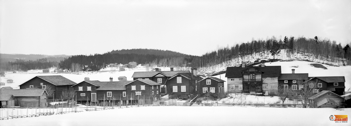 Gårdarna i Utby by omkring 1900, med Härberget i bakgrunden. Gården till höger var dåvarande Fästes, och till vänster Per-Hans gård.
När Fästes blev till salu köptes gården av Per-Hans. På det viset är nuvarande Per-Hans den förutvarande Fästs gård.
Man kan även se Krigs gård i Västerby i bakgrunden.