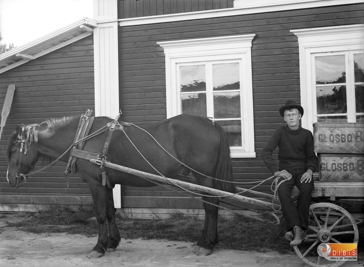 Bageri i Glösbo som låg på norra sidan om landsvägen, mitt emot Gästgivars, omkring 1900. Mannen som kör ut bröd heter Lars Jonsson och är från Utegården i Glösbo.