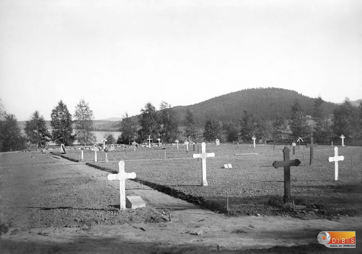 Rengsjö kyrkogård. Bullerberget i bakgrunden.