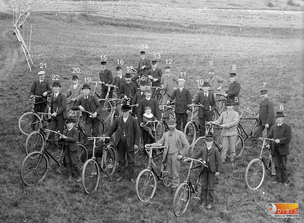 Rengsjös velocipedägare samlade för en gemensam utfärd 1897. Handlare E. Eriksson, Löten (med barnet på ramen), köpte cykel av en så kallad provryttare 1896. Eriksson sålde de flesta av dessa cyklar på bilden.
1. Med barnet på ramen, Handlanden Erik Eriksson på Löten.
2. Med handen i byxfickan, Riksdagsman Per Persson i Sörbo.
3. Den gråklädde är Per Perssons son Per Söderman i Sörbo.
4. Till höger om Söderman står Lars Olov Olsson från Innegården, Svedja.                                                                          5. Gråklädd därbakom står ”SveJonas” Persson, Svedja.           6. Till höger med hatt, ”Anders-Utebliven”, Bullerberget.
7. Högre upp ”Regnells-Jonas” i Västerby.                                     8. Högre upp, Gustav Bratt i Polberg.                                             9. Den gråklädde är Lönn i Svedja.                                                10. Med en hängande klockkedja i västen, Disponenten på Höjen Anders Jonsson.                                                                      11. Med vit sportmössa, Per Svensson i Österböle.                     12. Den gråklädde är Smeden Modeé i Glösbo.                            13. Högre upp står Gustav Bratt och                                              14. längst bak Petter Bratt, båda i Polberg.                                   15. Till vänster, Olov Ersson i Nordanbäck.                                    16. Framför honom står ”PerJöns Lars” i Björtomta.                    17. Framför honom står i svart, mjuk hatt, Anders Vallin, Svedja.
18. Framför Vallin i skarp hatt, ”Jonanders-Olle” i Knyssla.
19. Till vänster, lutad mot styrstången, Lars Bengtsson i Glösbo.
20. Den gråklädde är Anders Nilsson, Västergården i Björtomta.                                                                                         21. I  vit sportmössa, Handlanden och Riksdagsman Per Bengtsson i Glösbo.                                                                         22. Framför Per Persson, i skarp hatt ”SmeOlle” Persson i Björtomta.                                                                                         23. Den lille längst fram är ”Froms-Jonas” Eriksson, sedermera ”Jonas på Nygårn” i Björtomta.