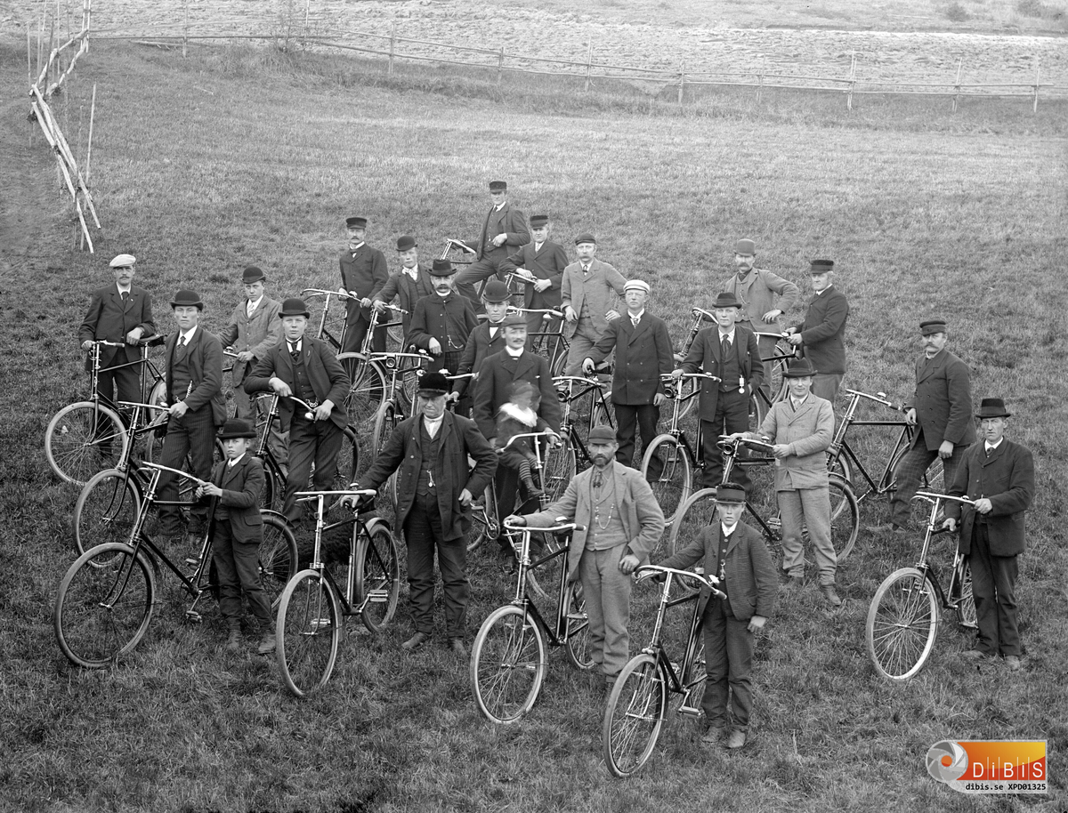 Rengsjös velocipedägare samlad, utanför fotografen Per Linds hem Smelinds, för gemensam utfärd 1897.