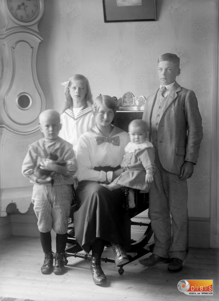 Gruppbild på barnen från Bortegården i Östra Höle tagen omkring 1915-1920.
Från vänster:
1.Erik Arne född 1910
2.Signe född 1903
3.Julia född 1900
4.Lars Einar
5.John född 1901