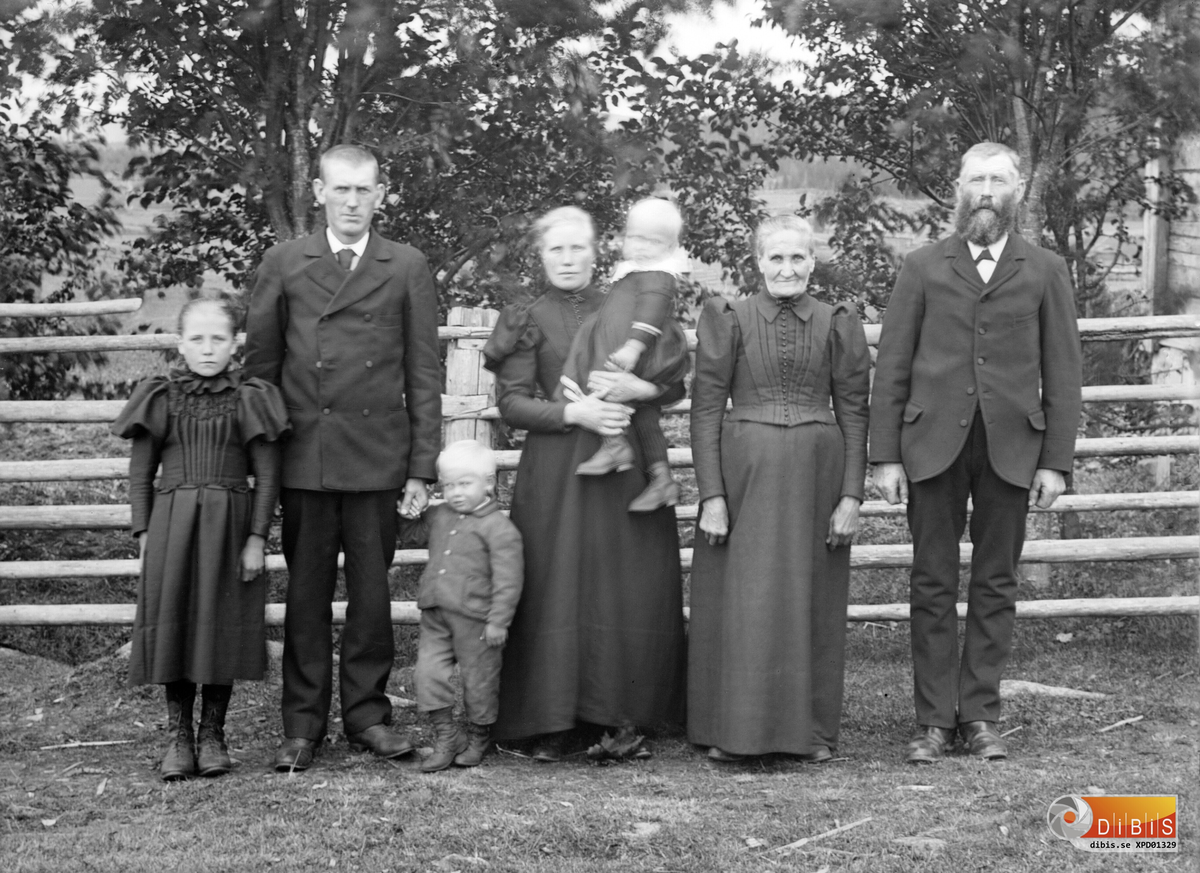 Vallins familj i Svedja 1898.
Från vänster:
1.Okänd
2.Anders Vallin född 18630407, skomakare
3.Axel
4.Karin Jonsdotter, fru till Anders Vallin, född 18720920 i Höle 16.
5.Arvid i Karins famn
6.Karin Nilsdotter född 1829, mor till Anders Vallin
7.Jöns Vallin född 1835 i Österböle, far till Anders Vallin