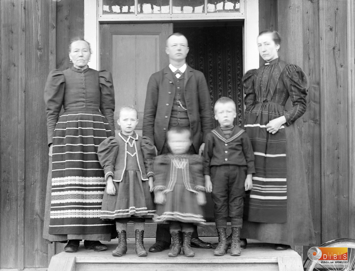 Per Svensson med familj på Östergården i Österböle 1897.
Övre raden från vänster:
1.Gölin Pehrsdotter, mor till Kerstin Pehrsdotter
2.Per Svensson, måg i gården
3.Kerstin Pehrsdotter, Per Svenssons hustru
Nedre raden från vänster familjens barn:
1.Sonja
2.Signe
3.Sverkil