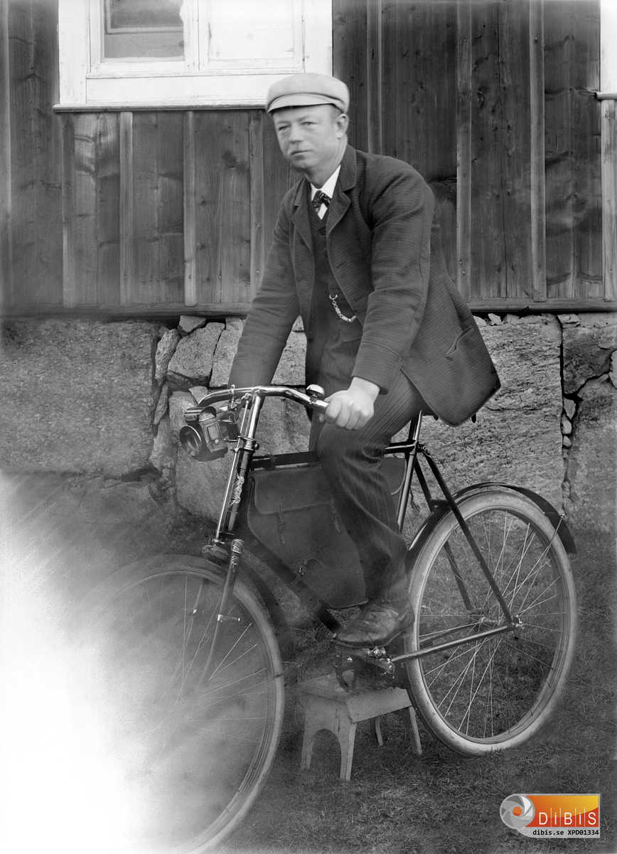 Per Svensson med velocipeden på Östergården i Österböle 1897.