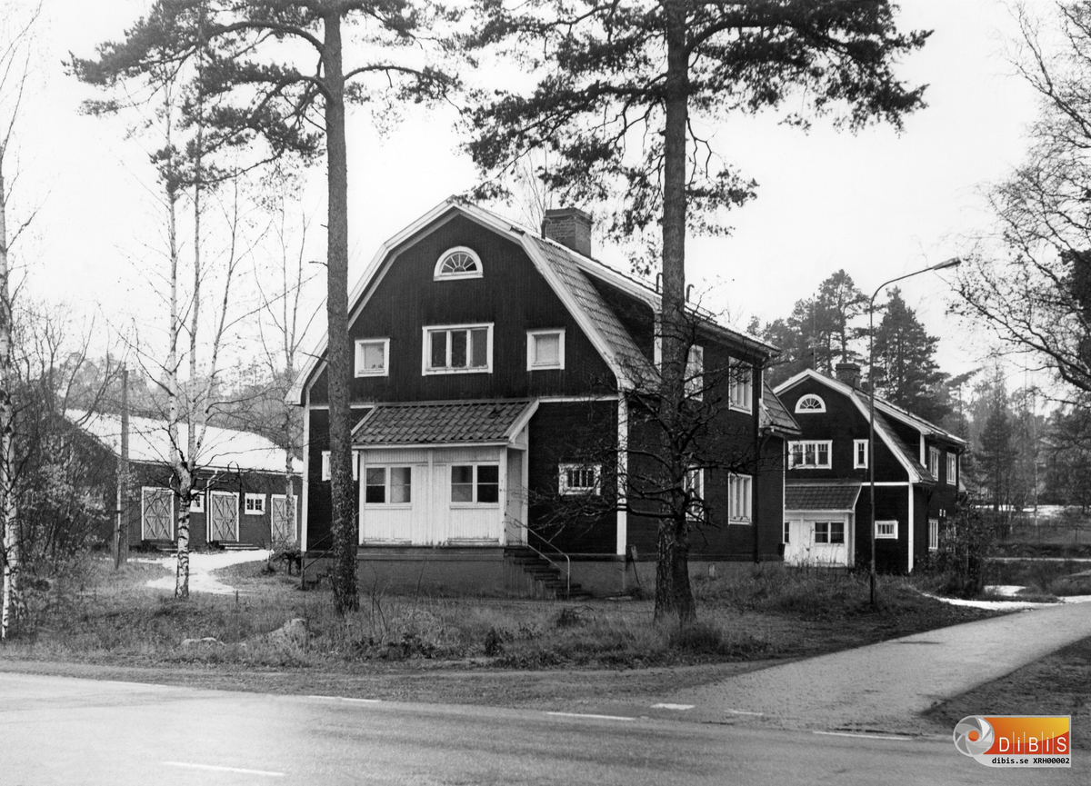Översiktsbild över Fridhemsområdet.I mitten av bilden hus 297 med adress Fridhemsvägen 1och hus 350 till vänster. Hus 297 byggdes omkring 1917 av Ljusne-Woxna AB och användes då som arbetarbostäder. Viss ombyggnation skedde 1965 och innan rivningen användes detta som bostadshus.
Fotot taget vid riksväg 13, man ser cykelvägen mot prästgården i Ljusne.