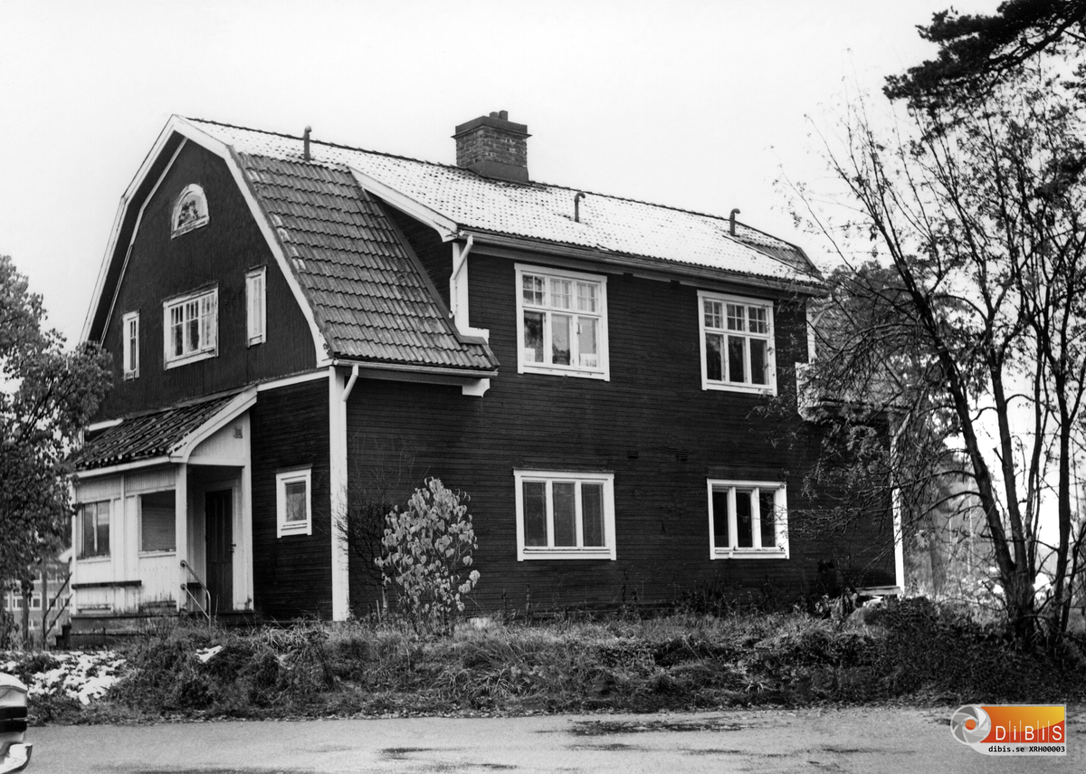 Hus 295 med adress Lumavägen 1 sett från nordost byggdes omkring 1917 av Ljusne-Woxna AB och användes då som arbetarbostäder. Viss ombyggnation skedde 1965 och innan rivningen användes detta som bostadshus.
