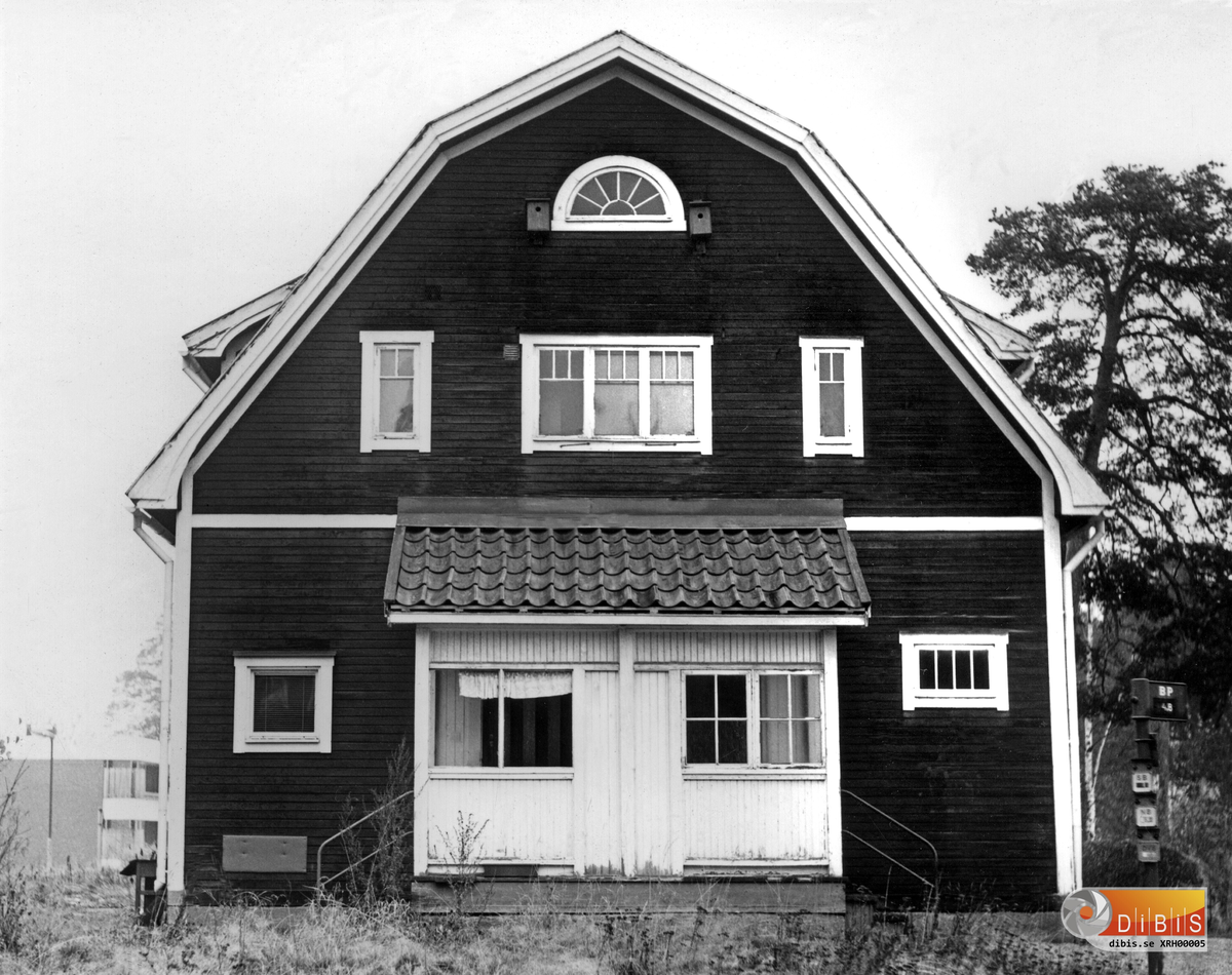Hus 295 med adress Lumavägen 1 sett från väster byggdes omkring 1917 av Ljusne-Woxna AB och användes då som arbetarbostäder. Viss ombyggnation skedde 1965 och innan rivningen användes detta som bostadshus.