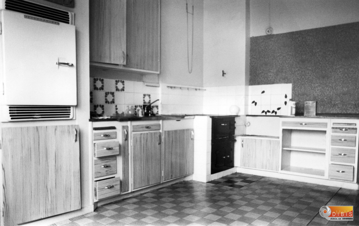 Köket i hus 296 med adress Lumavägen 2 byggdes omkring 1917 av Ljusne-Woxna AB och användes då som arbetarbostäder. Viss ombyggnation skedde 1965 och innan rivningen användes detta som bostadshus.