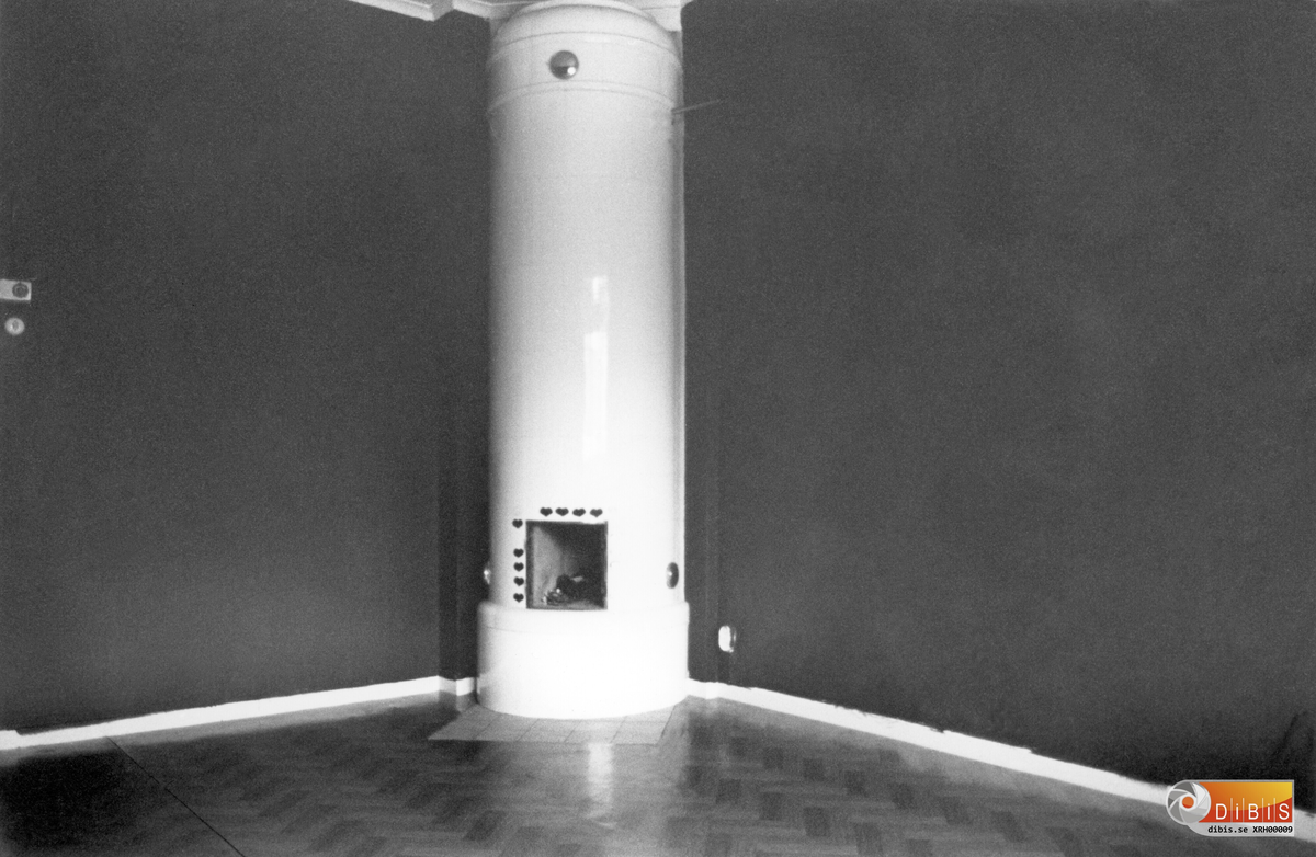 Kakelugn i hus 296 med adress Lumavägen 2 byggdes omkring 1917 av Ljusne-Woxna AB och användes då som arbetarbostäder. Viss ombyggnation skedde 1965 och innan rivningen användes detta som bostadshus.