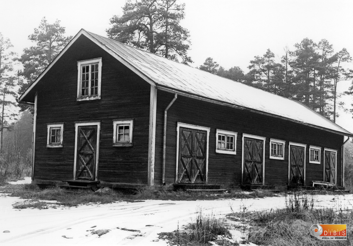 Hus 221 uthusbyggnad sett från öster med adress Lumavägen Fridhem. Byggdes omkring 1917 av Ljusne-Woxna AB och tillhörde arbetarbostäderna 295, 296 och 297.