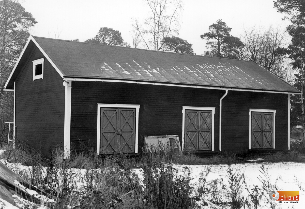 Hus 350 uthusbyggnad med adress Fridhemsvägen Fridhem. Byggdes omkring 1917 av Ljusne-Woxna AB och tillhörde arbetarbostäderna 295, 296 och 297.