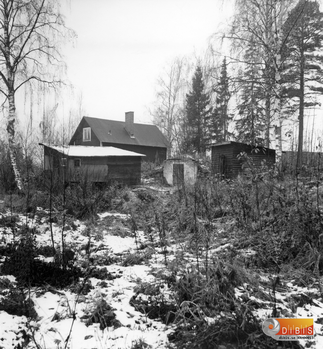Gammel-Askers. Hus 374 i bakgrunden och hus 350 i bildens mitt med adress Askersvägen/Generatorsvägen byggdes troligen före 1900 av Anders Asker och köptes senare av Ljusne-Woxna AB.