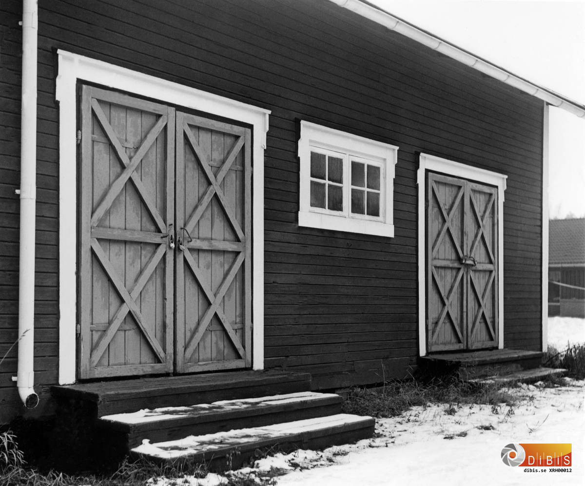 Hus 350 uthusbyggnad med adress Fridhemsvägen Fridhem. Byggdes omkring 1917 av Ljusne-Woxna AB och tillhörde arbetarbostäderna 295, 296 och 297.