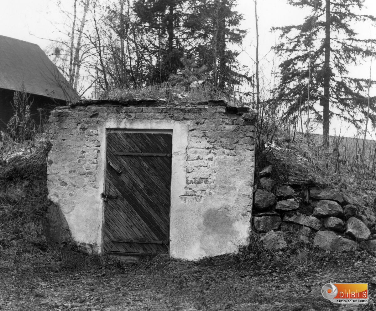 Gammel-Askers. Jordkällare invid hus 374 med adress Askersvägen/Generatorsvägen byggdes troligen före 1900 av Anders Asker och köptes senare av Ljusne-Woxna AB.