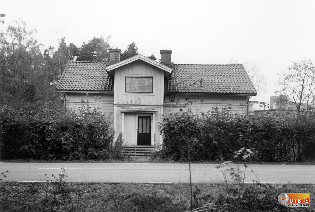 Hus 6 från söder med adress Industrivägen 20 Ljusne byggdes omkring 1875 av Norrljusnes såg- och järnverk och användes i början som tjänstemannabostad men blev senare bostadshus.