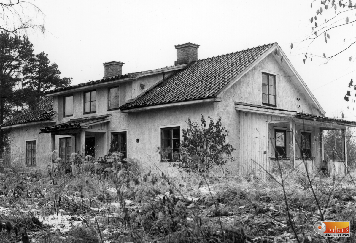 Översiktsbild över "Labbe". Hus 561 från sydost med adress Masugnsvägen 17 Söder Ljusne byggdes omkring 1875 av ägarna till Sörljusnes järnbruk. Användes från början troligen till kollabbe (övernattningsställe för kolkörare) och snickeriverkstad (tillverkade bl a likkistor) och senare till bostadshus.
