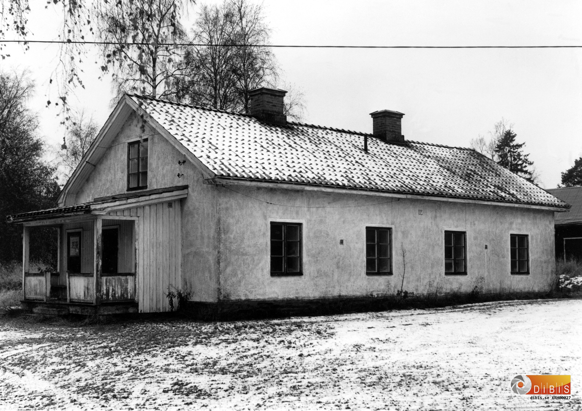 Översiktsbild över "Labbe". Hus 561 från nordost med adress Masugnsvägen 17 Söder Ljusne byggdes omkring 1875 av ägarna till Sörljusnes järnbruk. Användes från början troligen till kollabbe (övernattningsställe för kolkörare) och snickeriverkstad (tillverkade bl a likkistor) och senare till bostadshus.
