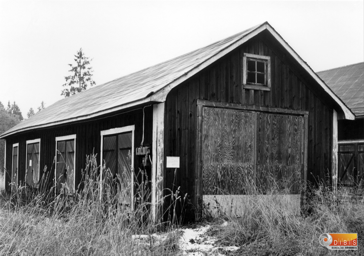 Hus 560 uthusbyggnad liggandes intill hus 561 från nordost med adress Masugnsvägen 17 Söder Ljusne byggdes omkring 1900-talet av Ljusne-Woxna AB.
