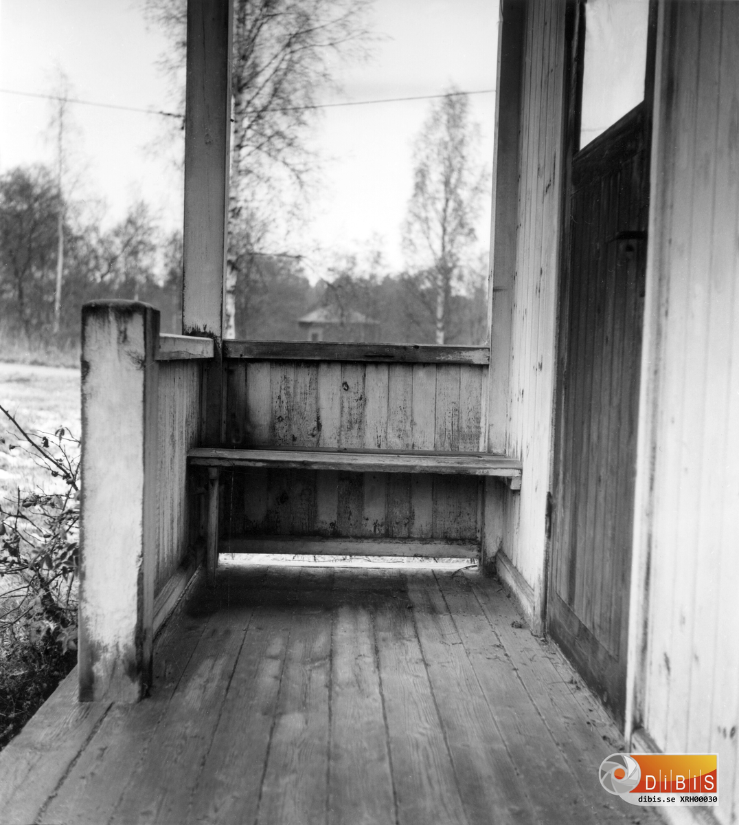 Översiktsbild över "Labbe". Hus 561 med förstukvist på västra gaveln med adress Masugnsvägen 17 Söder Ljusne byggdes omkring 1875 av ägarna till Sörljusnes järnbruk. Användes från början troligen till kollabbe (övernattningsställe för kolkörare) och snickeriverkstad (tillverkade bl a likkistor) och senare till bostadshus.