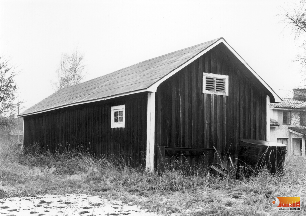 Hus 560 uthusbyggnad liggandes intill hus 561 från sydväst med adress Masugnsvägen 17 Söder Ljusne byggdes omkring 1900-talet av Ljusne-Woxna AB.