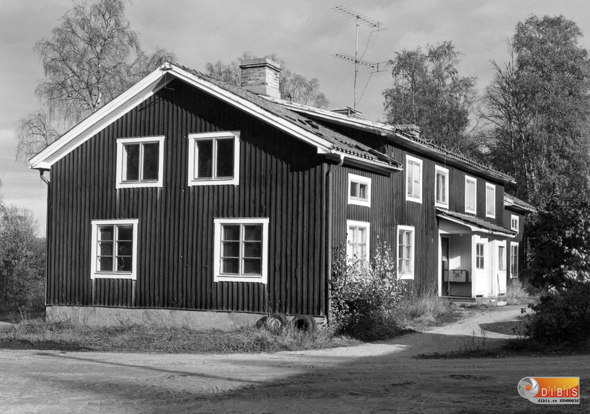 Området "Kråken" eller "Kråkslottet". Hus 520 från sydväst med adress Masugnsvägen 7 Söder Ljusne byggdes omkring 1875 (troligen flyttat från Sunnäs bruk) av Sörljusnes järnverk och användes från början till arbetarbostäder och senare till bostadshus.