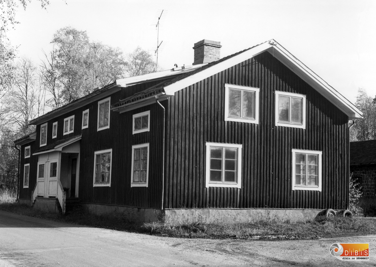 Området "Kråken" eller "Kråkslottet". Hus 520 från nordväst med adress Masugnsvägen 7 Söder Ljusne byggdes omkring 1875 (troligen flyttat från Sunnäs bruk) av Sörljusnes järnverk och användes från början till arbetarbostäder och senare till bostadshus.