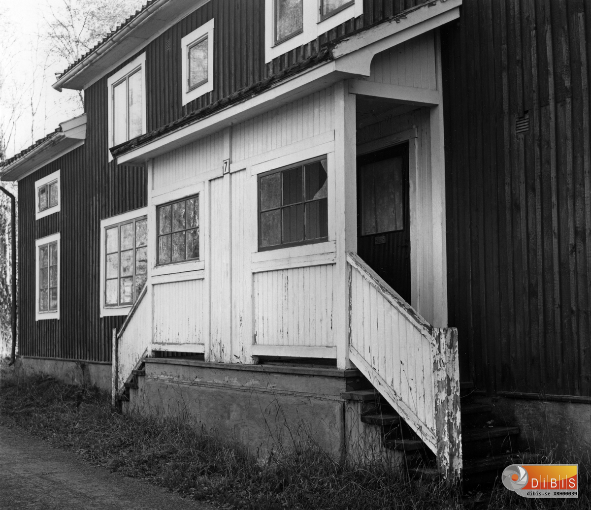 Området "Kråken" eller "Kråkslottet". Hus 520 och dess ingång på norra fasaden med adress Masugnsvägen 7 Söder Ljusne byggdes omkring 1875 (troligen flyttat från Sunnäs bruk) av Sörljusnes järnverk och användes från början till arbetarbostäder och senare till bostadshus.