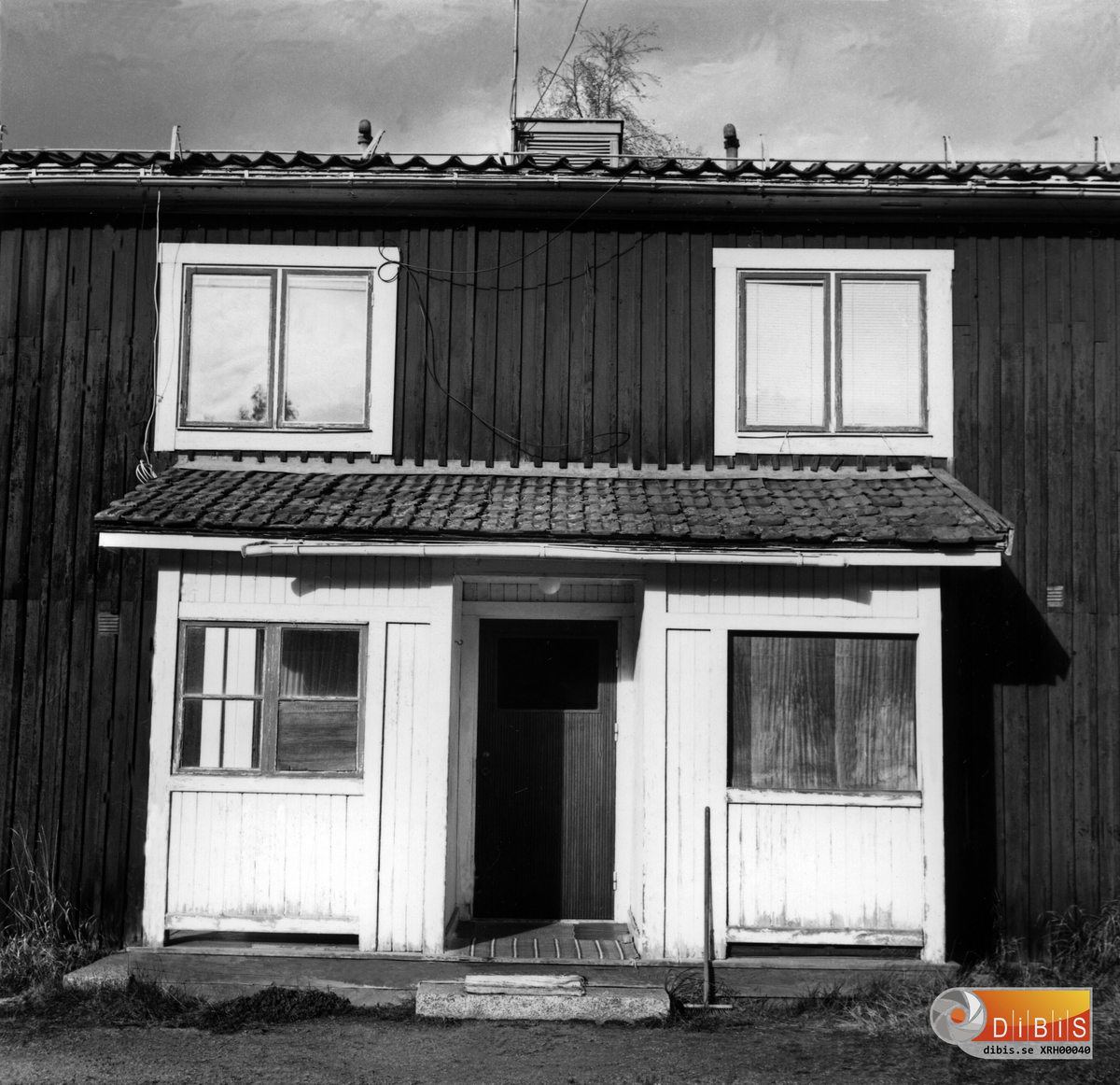 Området "Kråken" eller "Kråkslottet". Hus 520 och dess ingång på norra fasaden med adress Masugnsvägen 7 Söder Ljusne byggdes omkring 1875 (troligen flyttat från Sunnäs bruk) av Sörljusnes järnverk och användes från början till arbetarbostäder och senare till bostadshus.