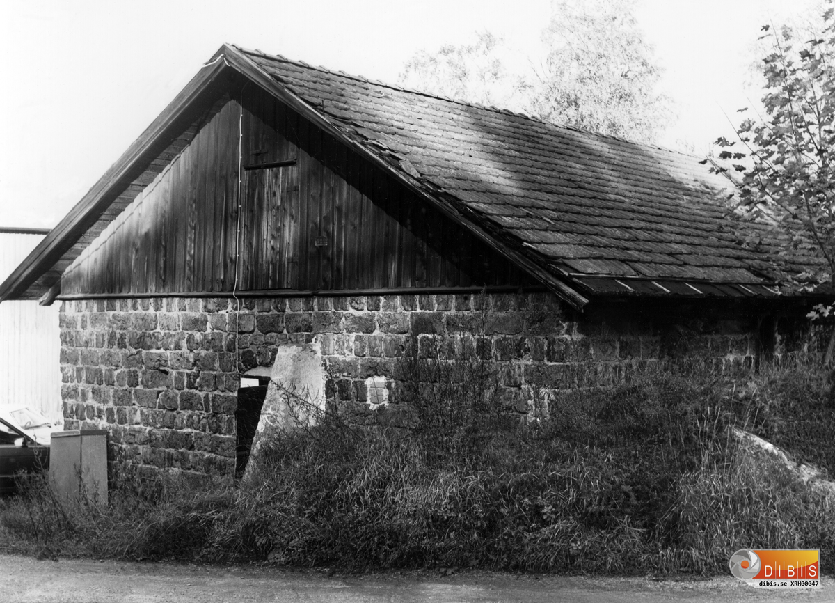 Området "Kråken" eller "Kråkslottet". Hus 522 uthus med adress Masugnsvägen 7 Söder Ljusne byggdes omkring 1875 av Sörljusnes järnverk . Användes från början till vedbod och matkällare men senare till uthus.