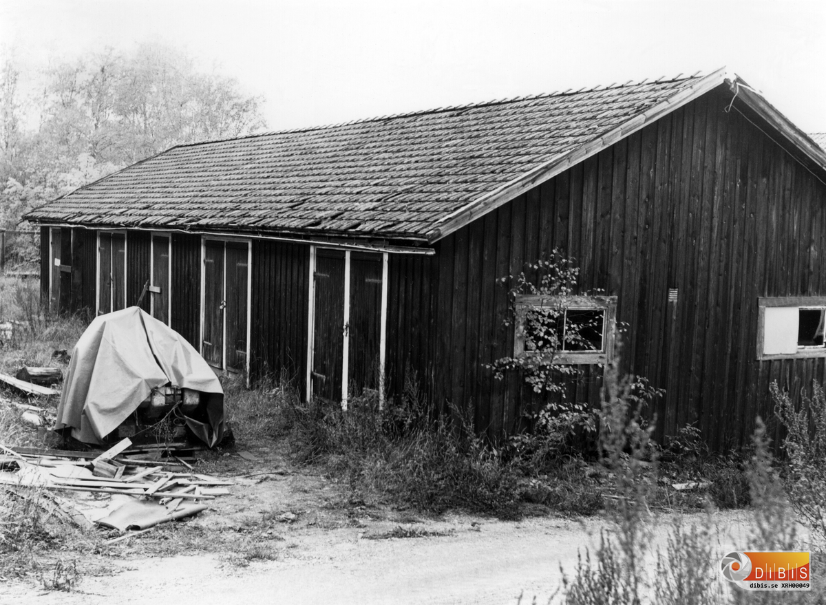 Området "Kråken" eller "Kråkslottet". Hus 524 uthus med adress Masugnsvägen 9 Söder Ljusne byggdes 1949 av Ljusne-Woxna AB .
