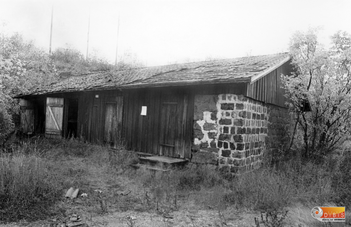 Området "Kråken" eller "Kråkslottet". Hus 525 uthus med adress Masugnsvägen 9 Söder Ljusne byggdes omkring 1875 av Sörljusnes järnverk. Användes från början som jordkällare.