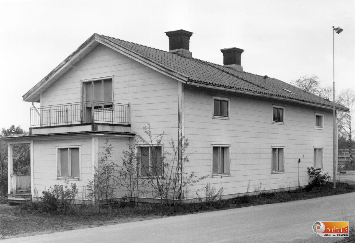 "Holmen" hus 206 med adress Holmen Ljusne byggdes omkring 1870-75 av Norrljusnes såg- och järnverk och användes ursprungligen som bostadshus för det så kallade sjöfolket inom bolaget och senare även som tjänstemannabostad.