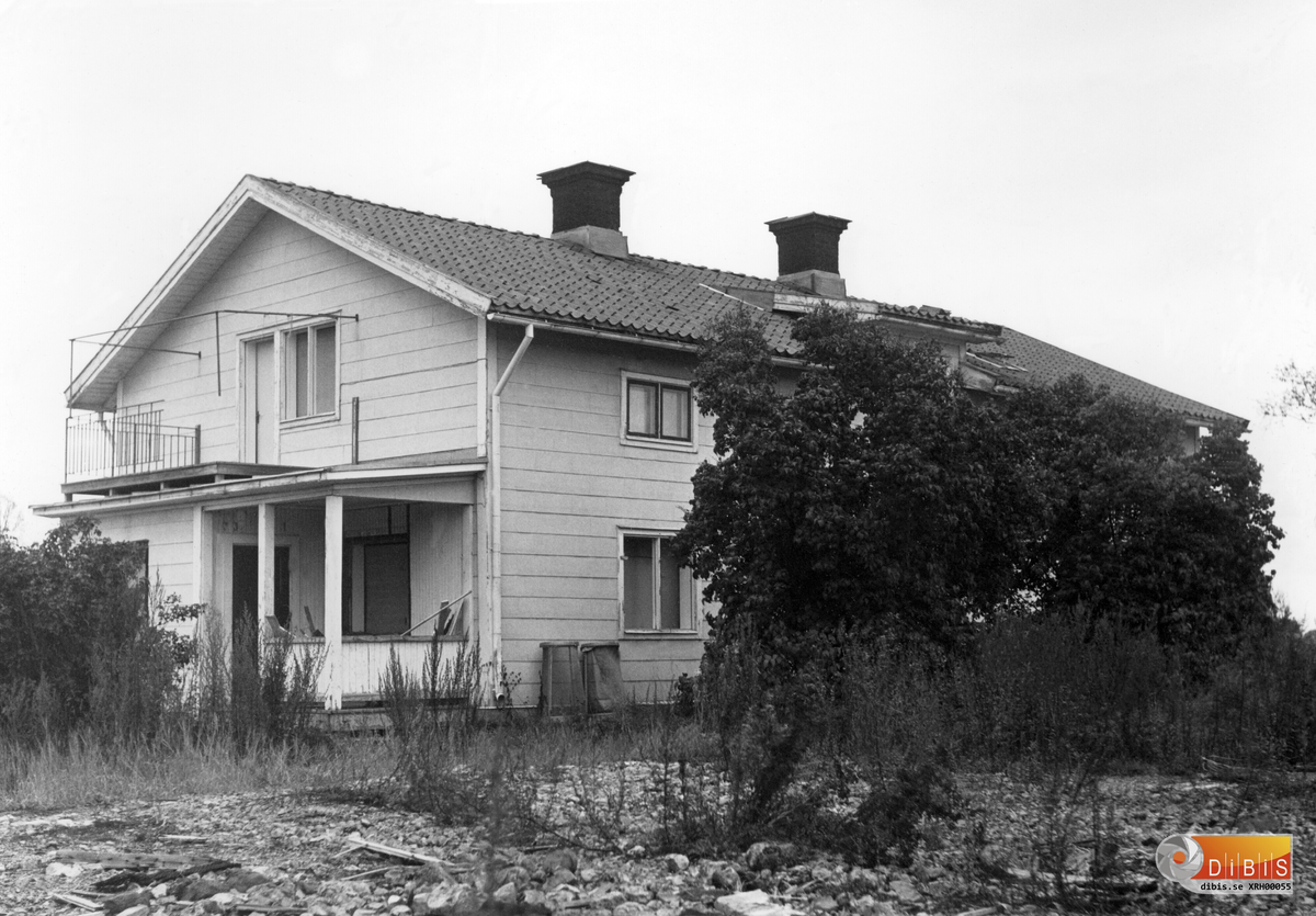 "Holmen" hus 206 med adress Holmen Ljusne byggdes omkring 1870-75 av Norrljusnes såg- och järnverk och användes ursprungligen som bostadshus för det så kallade sjöfolket inom bolaget och senare även som tjänstemannabostad.