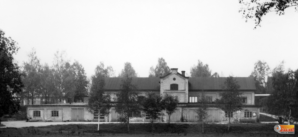Hus 3001 "Bruksboa" före detta byggnadsavdelning och centralgarage låg bakom bensinstationen i Ljusne och byggdes på 1860-talet av Ljusne sågverk troligen i samband med anläggandet av Ljusne sågverk 1861 och användes från början till ladugård och därefter som tjärfabrik, murbruksbod, kontor, centralgarage, bilverkstad, arkiv och snickeriverkstad.