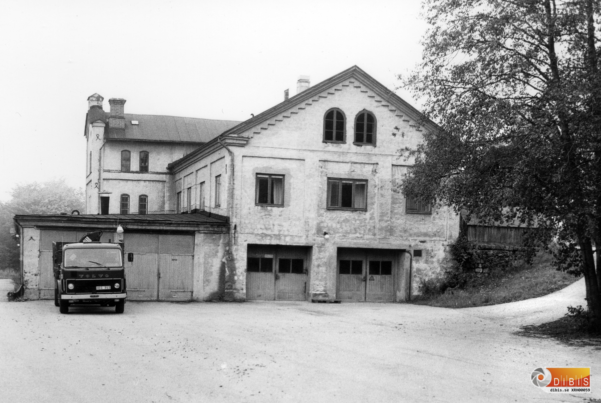 Hus 3001 "Bruksboa" före detta byggnadsavdelning och centralgarage låg bakom bensinstationen i Ljusne och byggdes på 1860-talet av Ljusne sågverk troligen i samband med anläggandet av Ljusne sågverk 1861 och användes från början till ladugård och därefter som tjärfabrik, murbruksbod, kontor, centralgarage, bilverkstad, arkiv och snickeriverkstad.