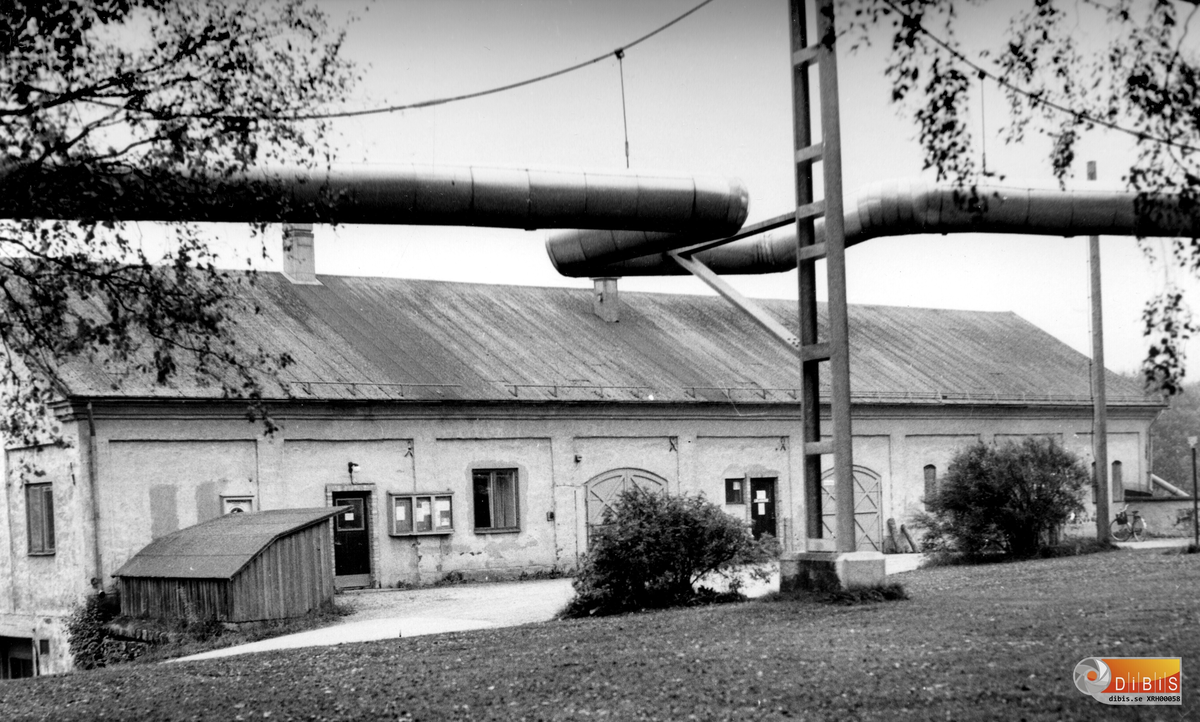 Hus 3001 "Bruksboa" före detta byggnadsavdelning och centralgarage låg bakom bensinstationen i Ljusne och byggdes på 1860-talet av Ljusne sågverk troligen i samband med anläggandet av Ljusne sågverk 1861 och användes från början till ladugård och därefter som tjärfabrik, murbruksbod, kontor, centralgarage, bilverkstad, arkiv och snickeriverkstad.