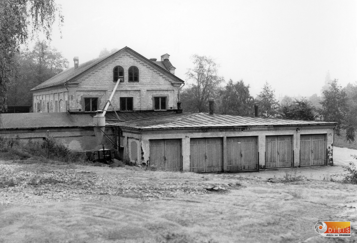 Hus 3001 "Bruksboa" före detta byggnadsavdelning och centralgarage låg bakom bensinstationen i Ljusne och byggdes på 1860-talet av Ljusne sågverk troligen i samband med anläggandet av Ljusne sågverk 1861 och användes från början till ladugård och därefter som tjärfabrik, murbruksbod, kontor, centralgarage, bilverkstad, arkiv och snickeriverkstad.